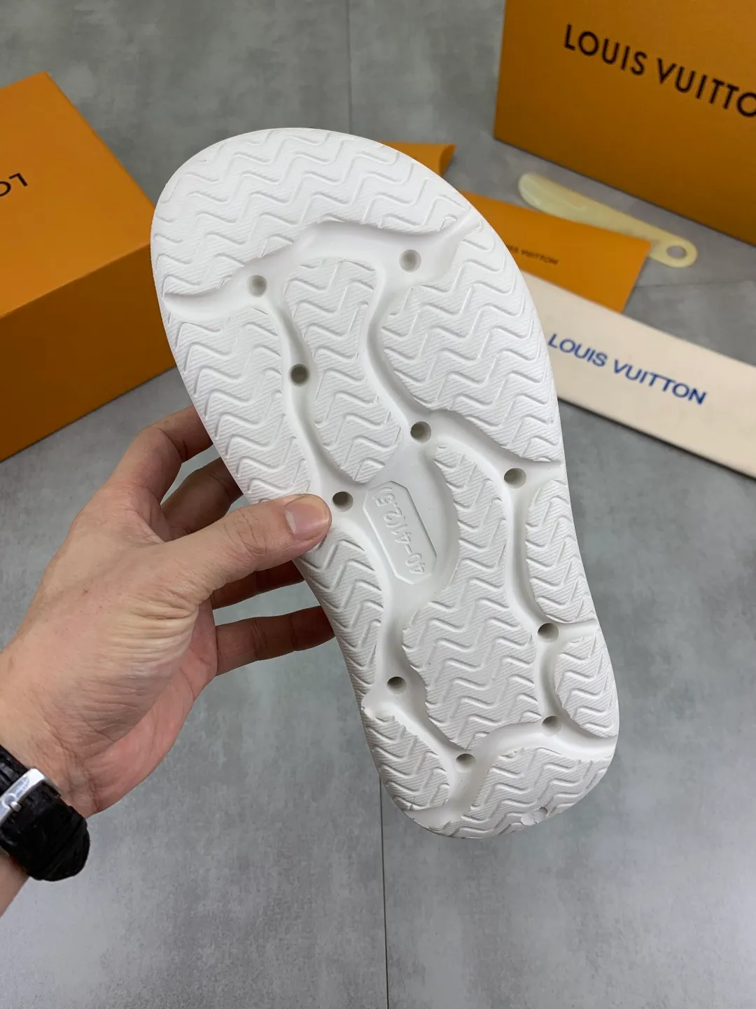Men's shoes 💰P320💰【New style】🆘 Original quality 【LOUIS VUITTON】The popular Louis Vuitton LV men's slippers on the official website are on sale simultaneously! Original fabric imported from Italy. Original bottom provided by the original factory. Number of yards: 38-44 (customized to 45). Multiple colors to choose from. Fully packaged drawer box.